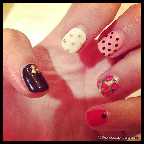 Lena Dunham decorou cada uma de suas unhas com uma nail art diferente e harmonizou o po? com estampa floral e algumas aplica??es